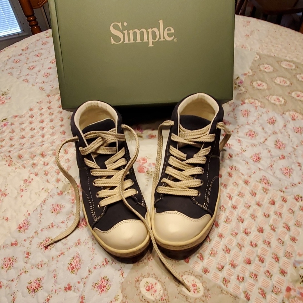 Simple retro skater style suede tennis shoe